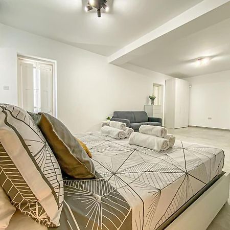 Designer Duplex Penthouse In Floriana Apartment Bagian luar foto