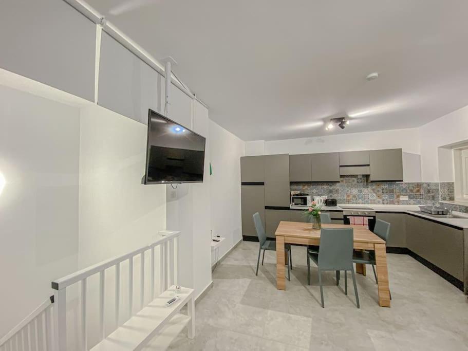 Designer Duplex Penthouse In Floriana Apartment Bagian luar foto