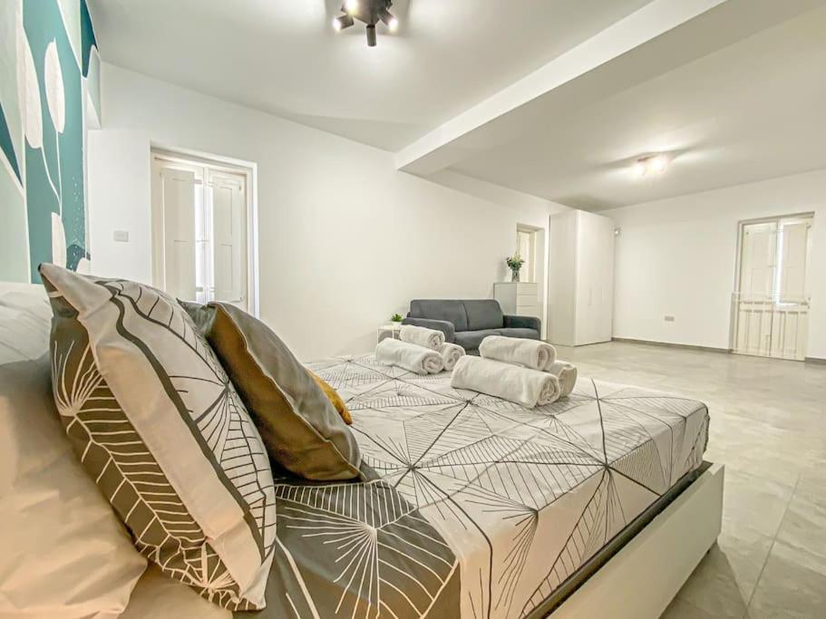 Designer Duplex Penthouse In Floriana Apartment Bagian luar foto