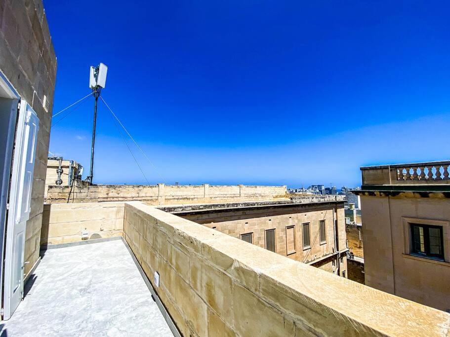 Designer Duplex Penthouse In Floriana Apartment Bagian luar foto